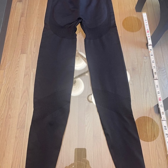 PINK Victoria's Secret Black Leggings - Picture 2 of 8